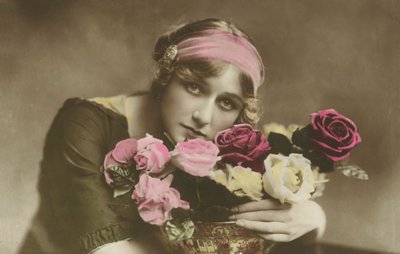 Kvinde med blomster (farvet foto) af English Photographer